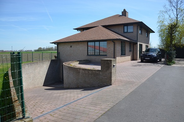 overzicht van de het huis met voorgevel en inrit naar de garage